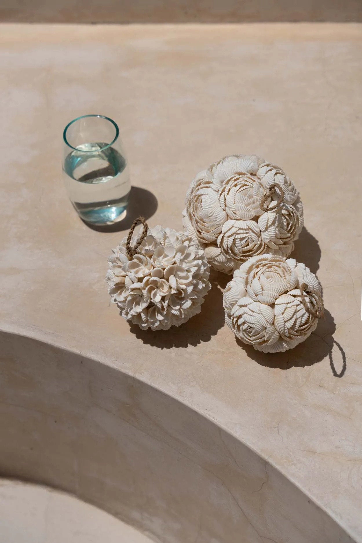 De Rozen Schelp Bal - Wit - M - Afbeelding 4